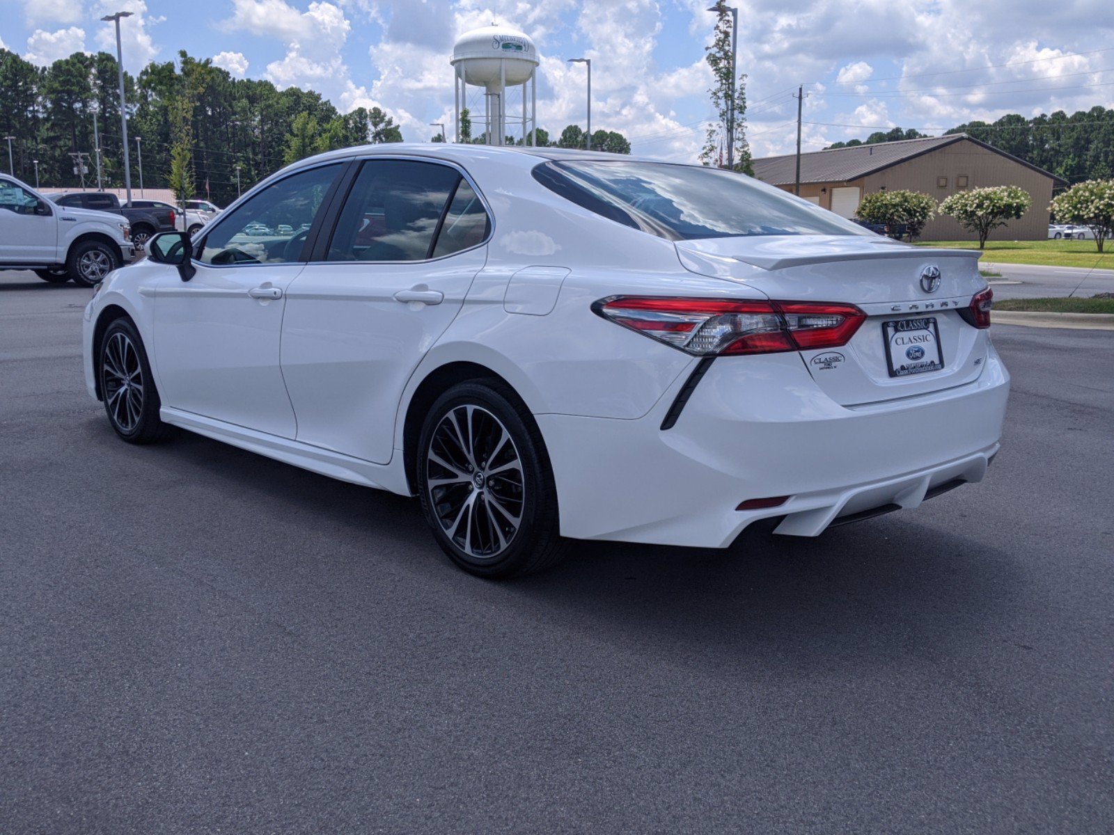 Pre-Owned 2018 Toyota Camry SE FWD 4dr Car