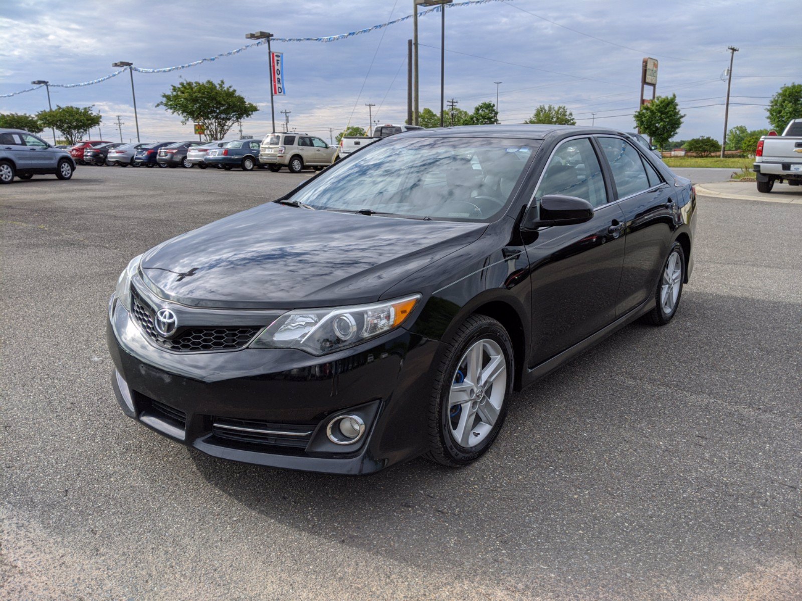 Pre Owned 2014 Toyota Camry SE FWD 4dr Car